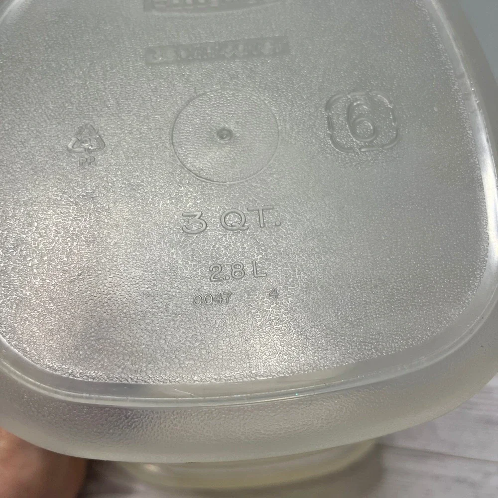 Rubbermaid Servin Saver 3 QT 2.8L Square Food Storage Container White Lid 6 0047